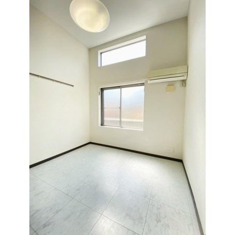 明るい色調の室内です