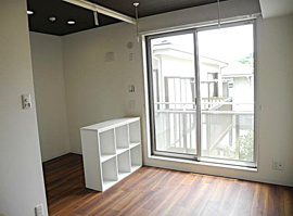 南向きの明るいお部屋
室内には洗濯物などを掛けられる便利な吊下げ式物干しが付いてます