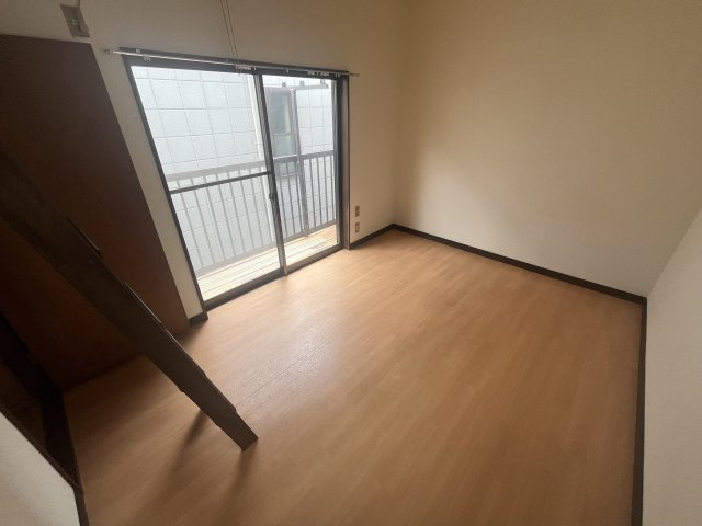 コンパクトで使いやすい洋室です