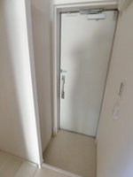 毎日通る玄関はこちらです