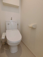 落ち着いた色調のトイレです