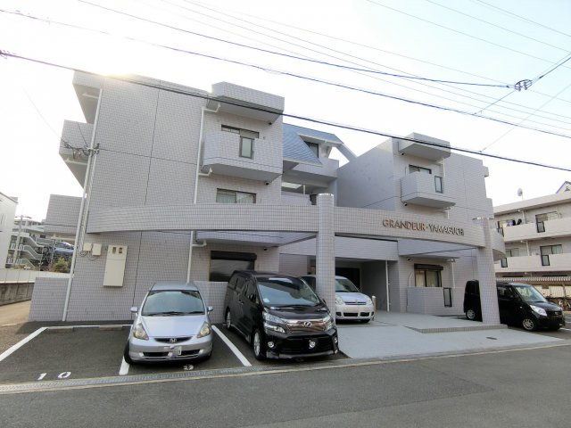 グランドール山口のエントランス