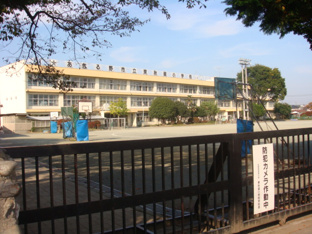 あきる野市立東秋留小学校まで1,297ｍ