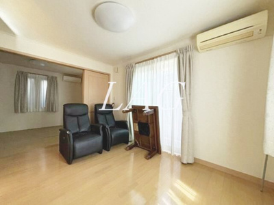 【居間・リビング】 | フラットヒル | 洋室のお部屋です。※家具家電はイメージです。