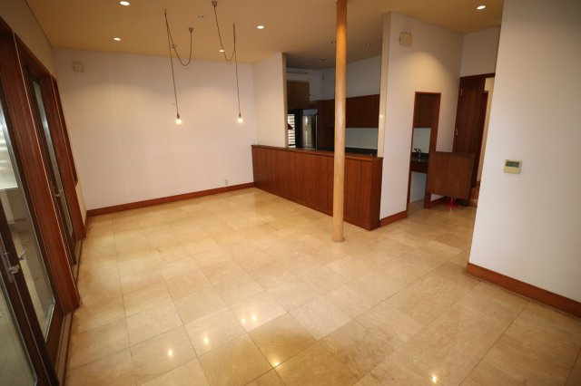 【元診療所×EV付一棟売】伏見桃山歩4分！敷地100坪超・延385㎡のキッチン|コンパクトなキッチンで掃除もラクラク
