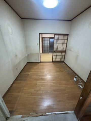 【DIY向け中古戸建】南向き×前道5.9m！地下鉄歩8分の居間・リビング|おしゃれなリビングです