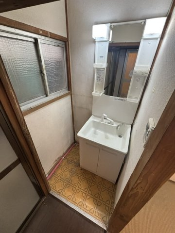 【DIY向け中古戸建】南向き×前道5.9m！地下鉄歩8分の独立洗面台|独立洗面台あり、毎朝おしゃれに忙しい女性の方におすすめです