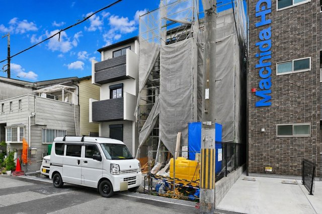ブルーミングガーデン神田中通8丁目新築一戸建て│4LDK+並列駐車2台可(車種制限有)の前面道路含む現地写真|制震技術「TOEI Safety Damper」を搭載×耐震等級3級取得住宅の新築戸建が新規分譲開始致しました。同社施工のご案内が即日可能です。皆様からのご連絡心よりお待ちしております。