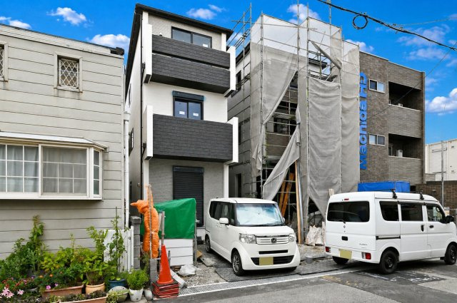 ブルーミングガーデン神田中通8丁目新築一戸建て│4LDK+並列駐車2台可(車種制限有)の外観|全戸駐車スペース2台分有り！(※車種制限有)税金や契約時の諸費用についても、分かりやすくご説明いたします。現地をご覧いただきながら、お住まいに関するご希望をぜひお聞かせください。