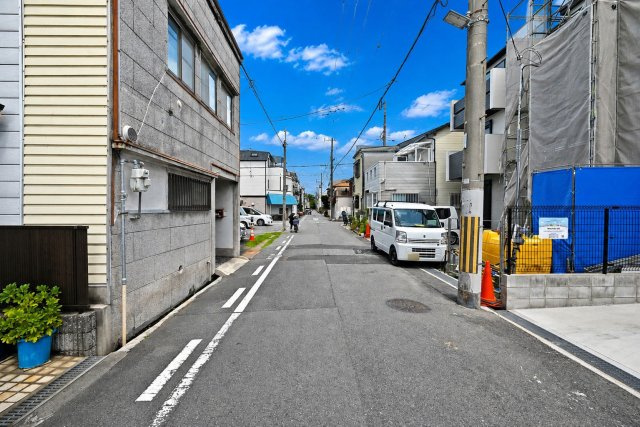 ブルーミングガーデン神田中通8丁目新築一戸建て│4LDK+並列駐車2台可(車種制限有)の前面道路含む現地写真|前面道路は南側に約5.7㎡幅です。