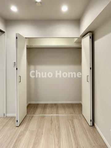 アルカディア錦糸町の収納|居室にはクローゼットを完備し、自由度の高い家具の配置が叶うシンプルな空間です。お子様の成長と必要になる子供部屋を与えるにはぴったりの間取りですね。