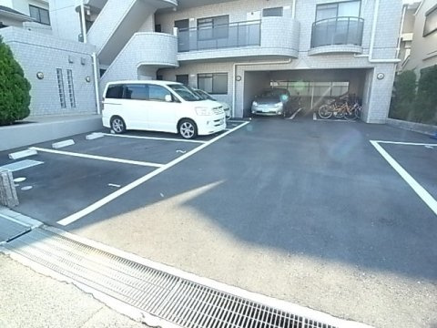 SEPIA西宮北口の駐車場
