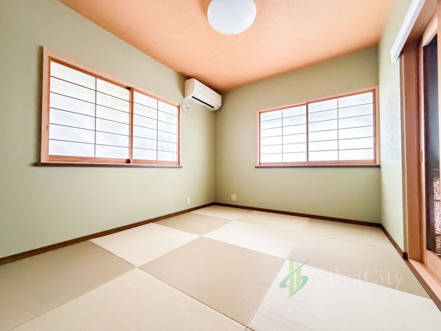 目黒区三田2丁目の和室|畳ならではの柔らかな風合いが心地よい和室。落ち着いて寛げる空間