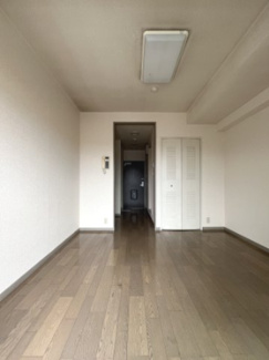 【洋室】 | 同間取りの同設備のお部屋　バルコニーから室内