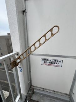 【その他】 | 反転間取りの同設備のお部屋　洗濯物干しフック
