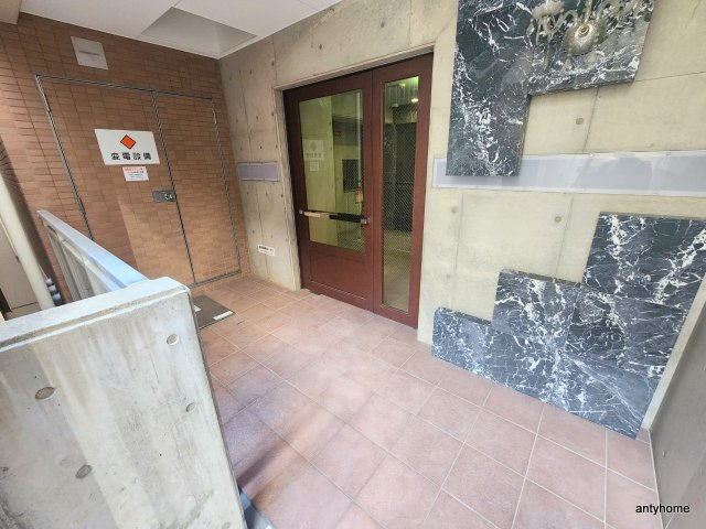 レジュールアッシュ谷町のエントランス