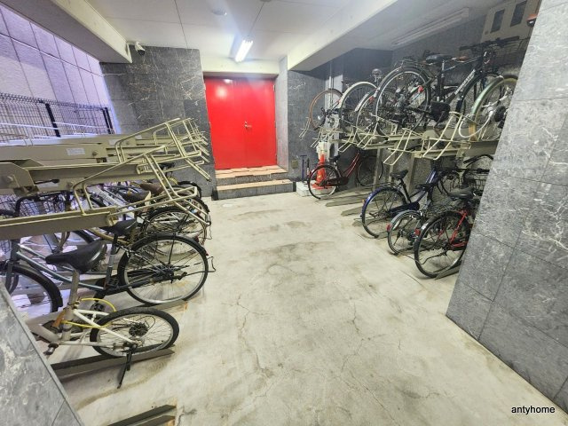 レジュールアッシュ谷町の駐車場