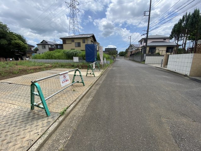 守谷市薬師台2丁目7番　新築戸建　E号棟の前面道路含む現地写真|建築の進捗に応じて見学も可能です。現地で暮らしのイメージを膨らませてください。