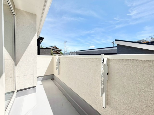 リーブルガーデン　岡崎市福岡町第２のバルコニー|家族の洗濯物もまとめて干せる、広さと使いやすさを兼ね備えたバルコニー。家事効率もぐっと高まります。									
									