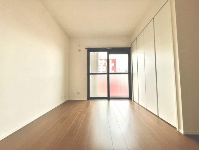 ライオンズマンション宮崎台第5の洋室|窓から差し込む柔らかな光が、穏やかな雰囲気を演出する居心地の良い洋室です。