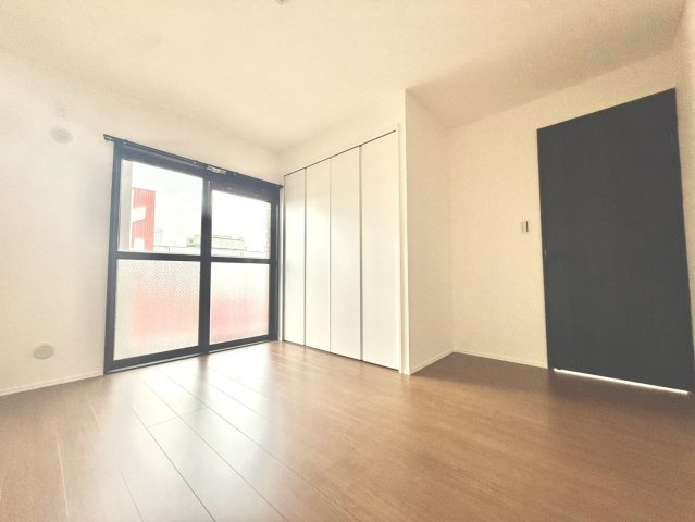 ライオンズマンション宮崎台第5の洋室|収納と居住空間のバランスが良く、日常生活を快適にサポートします。