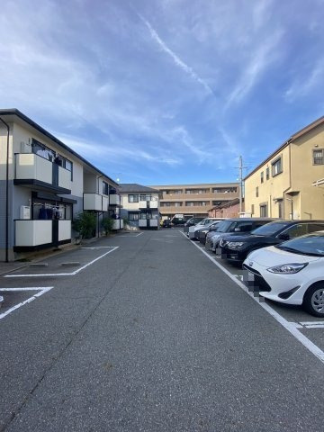 リバーコートの駐車場