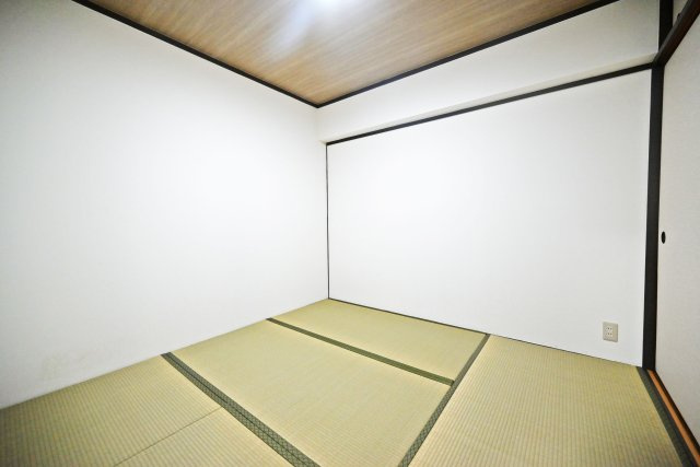新大阪第1ハイツビルの和室|和室約4.5帖
畳の香りとやわらかな感触に包まれ、ほっとできる空間です。