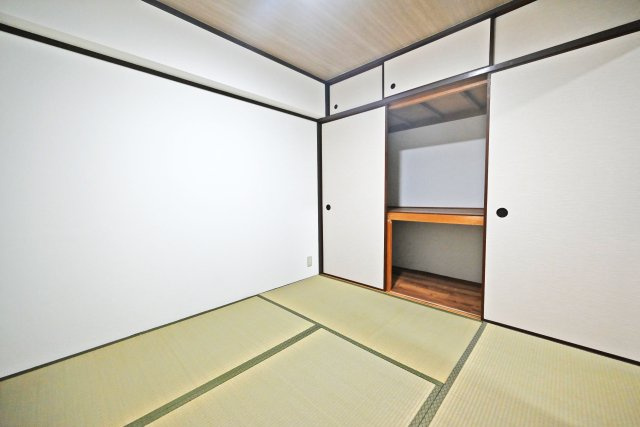 新大阪第1ハイツビルの和室|押入れを備えており、来客用寝具などの収納に重宝します。