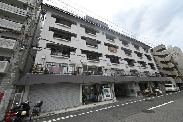 新大阪第1ハイツビルの外観|ご不明な税金・諸費用についても丁寧にサポートいたします。現地見学で、住まいのイメージやご希望をぜひお聞かせください。