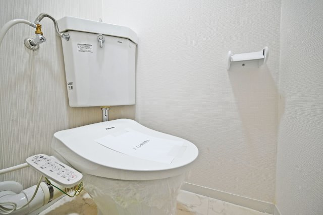 新大阪第1ハイツビルのトイレ|新調済みのトイレでウォシュレット機能が付いており、清潔で心地よくご利用いただけます。