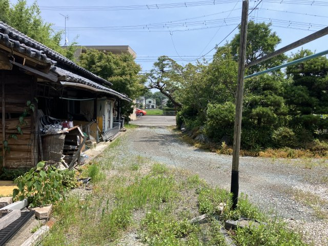 売中古戸建　焼津市保福島の庭|敷地が広く、駐車場や趣味に使うことができます