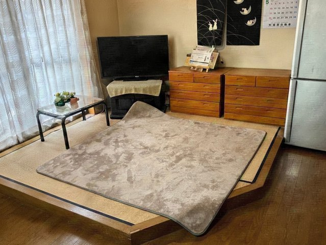 売中古戸建　焼津市保福島の居間・リビング|リビングにある小上がりはくつろぎの空間です！