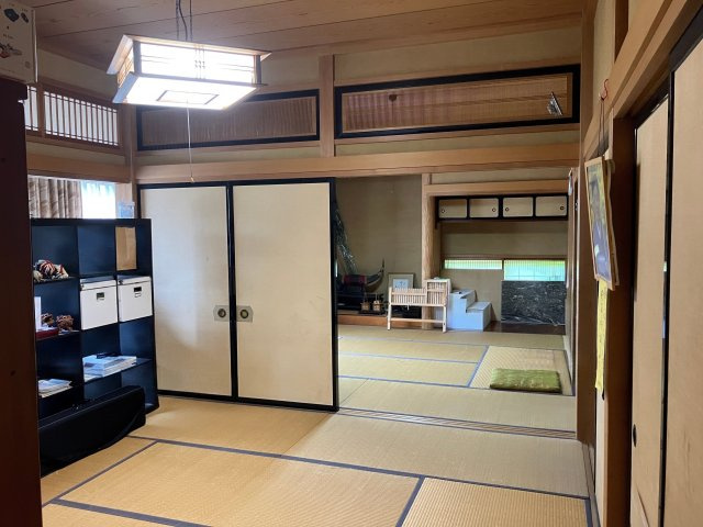 売中古戸建　焼津市保福島の和室|8帖の和室2部屋がふすまで隣り合っています。