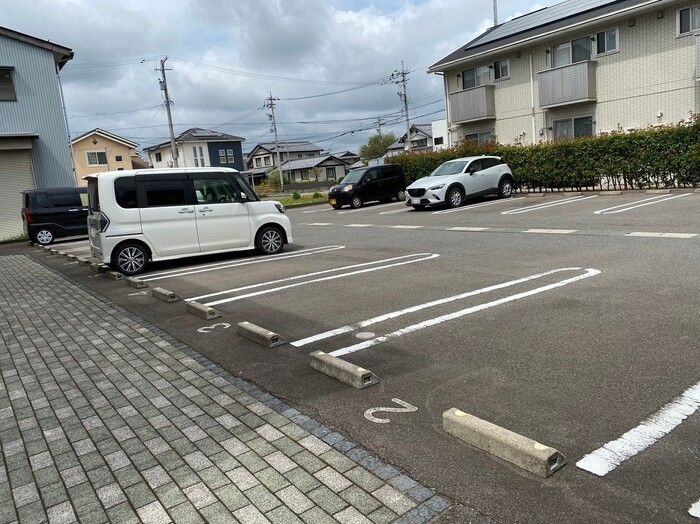 メゾン・ユイットの駐車場