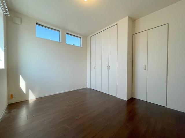 ラレンヌデリス東山の寝室|★明るいフローリングの角部屋です★