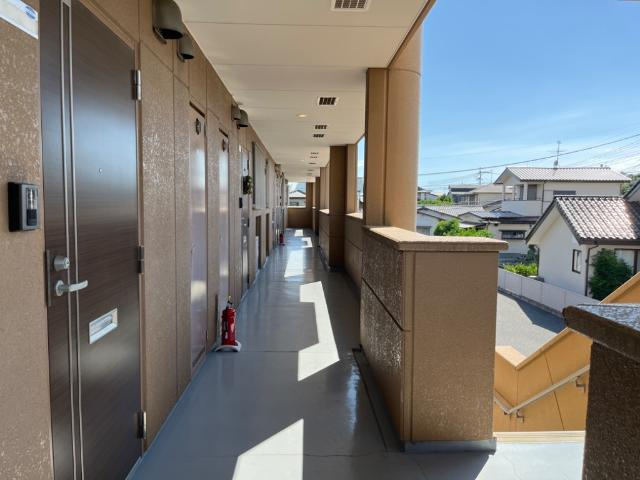 熊本市東区八反田３丁目のアパートのエントランス|外観写真（昼）