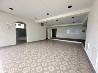 全室のクロス（壁紙）の張り替え、フローリング（床材）の刷新、建具（ドアなど）の交換が行われます。主寝室にウォークインクローゼット（WIC）を配置。