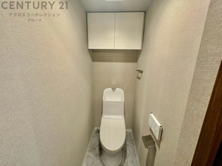 温水洗浄便座付トイレは温水洗浄機能により、暖かい水でおしりを洗浄することができ、冷たい水を使う従来の便座に比べ、温水洗浄機能で暖かいトイレを提供し、快適な使用を可能にします。