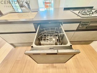 食器洗浄乾燥機は手洗いに比べて時間や労力を節約できます。また、高温のお湯で洗浄されるため、雑菌や細菌を殺菌する効果もあります。さらに、乾燥機能があるため、手で拭く手間も省け衛生的に保管できます。