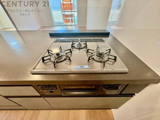 多数の調理器具を同時に使用でき、料理の効率化が可能。省エネで節約になり、様々な料理スタイルに適応できます。また、火力調整が独立しており、手入れや掃除もしやすく、今よりもっとお料理が楽しくなるかも。