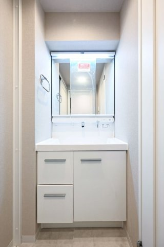 マイキャッスル目黒南の独立洗面台|マイキャッスル目黒南：三面鏡が付いた収納力もある洗面化粧台です！