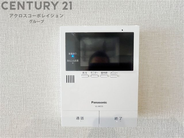 訪問者が来たときにテレビ画面で確認できるため、安心してドアを開けられます。録画機能があるものもあり、留守中に来訪者を記録しておくことができます。利便性が高く、セキュリティ面でも安心です。