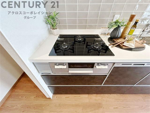 多数の調理器具を同時に使用でき、料理の効率化が可能。省エネで節約になり、様々な料理スタイルに適応できます。また、火力調整が独立しており、手入れや掃除もしやすく、今よりもっとお料理が楽しくなるかも。