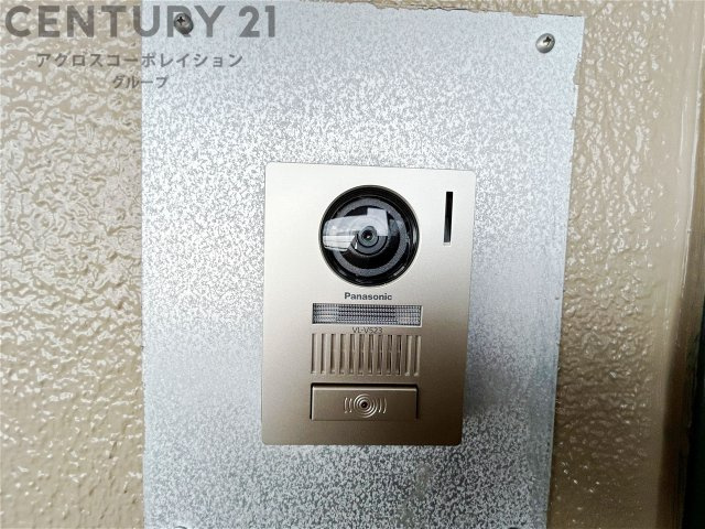 訪問者が来たときにテレビ画面で確認できるため、安心してドアを開けられます。録画機能があるものもあり、留守中に来訪者を記録しておくことができます。利便性が高く、セキュリティ面でも安心です。