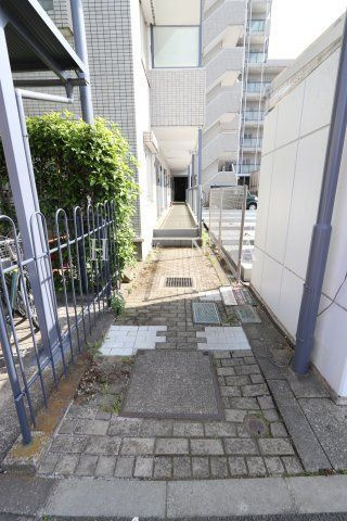 ロイヤルキャステージ恋ヶ窪のエントランス