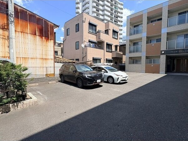 プリムローズマンションの駐車場