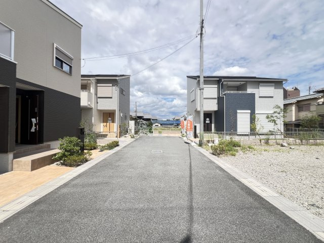 香芝市磯壁5丁目 全5区画 5号地の前面道路含む現地写真