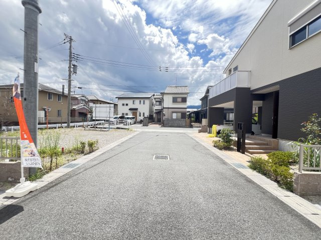 香芝市磯壁5丁目 全5区画 5号地の前面道路含む現地写真
