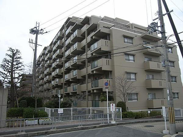 サンロイヤル箕面コスモ1号館の外観