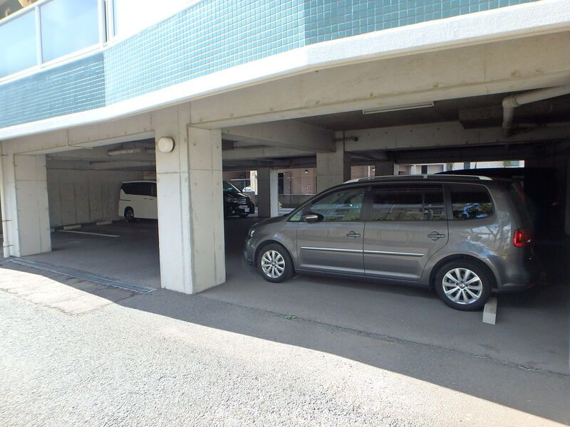 リッシュ・ヴェール　サカエの駐車場